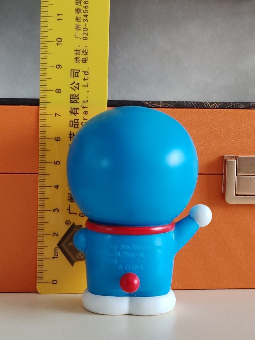 Doraemon 公仔 （分類：手辦雕像）位於 Hong Kong。 由 hello2222 提交（商品編號 1412142213，圖片 2）。簡介： 這是一個可愛的Doraemon公仔，藍色身體，紅色領子和鼻子。公仔背面有紅色圓點。尺寸約為10厘米高。適合收藏或擺設。。