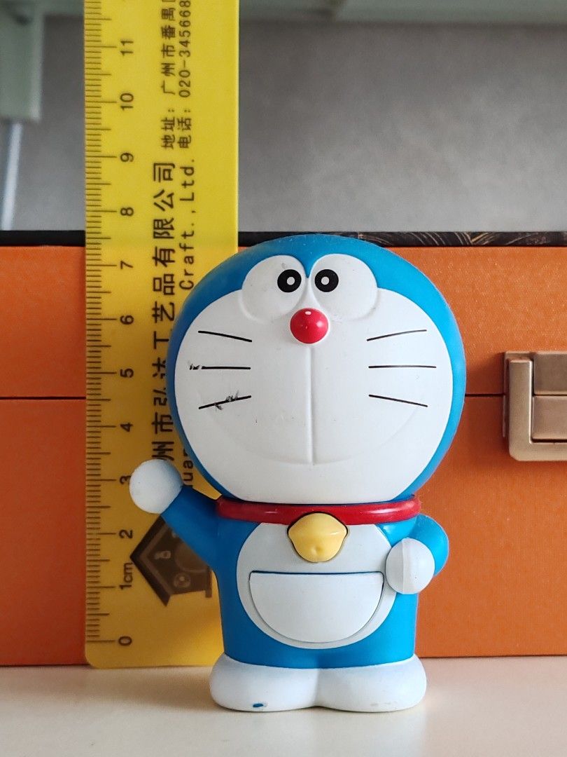 Doraemon 公仔 （分類：手辦雕像）位於 Hong Kong。 由 hello2222 提交（商品編號 1412142213，圖片 1）。簡介： 這是一個可愛的Doraemon公仔，藍色身體，紅色領子和鼻子。公仔背面有紅色圓點。尺寸約為10厘米高。適合收藏或擺設。。