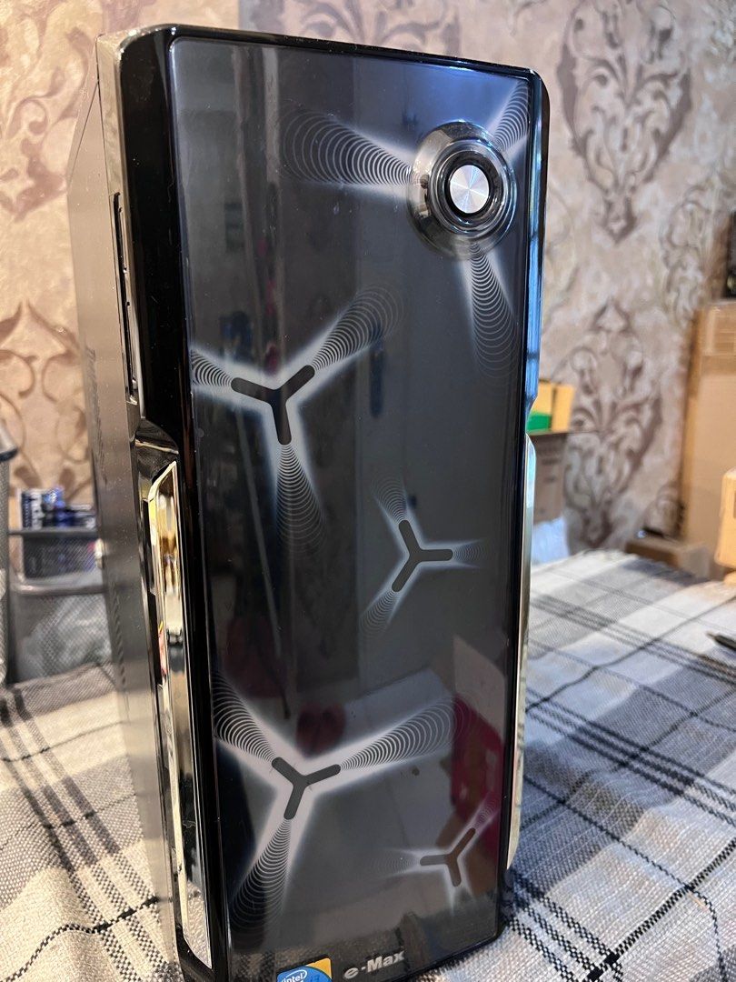 e-Max Computer Case (Category: Computer Parts) located in Selayang. Submitted by vinnyvinny (Listing ID 1412322315, Image 1). Description: - e-Max computer case - Glossy black finish - Unique front panel design - Rear fan mount included - Silver side panel trim - Power button located on top - Case is empty, ready for your components.