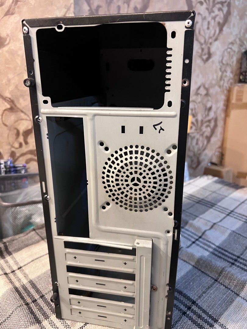 e-Max Computer Case (Category: Computer Parts) located in Selayang. Submitted by vinnyvinny (Listing ID 1412322315, Image 2). Description: - e-Max computer case - Glossy black finish - Unique front panel design - Rear fan mount included - Silver side panel trim - Power button located on top - Case is empty, ready for your components.