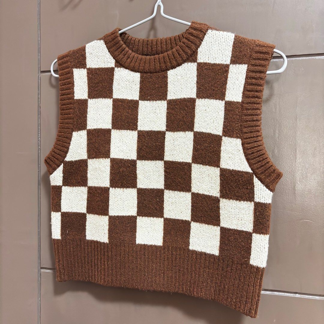 Forever 21 Checkered Vest (Category: Others Tops) located in Balanga. Submitted by heyyletsdeclutter (Listing ID 1412204519, Image 1). Description: - Forever 21 vest - Brown and white checkered pattern - Size: L - Features a round neckline - Sleeveless design - Versatile for layering or standalone wear.