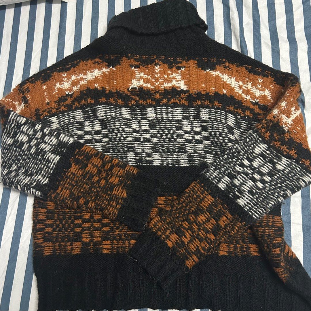Geometric Pattern Turtleneck Sweater (Category: Longsleeves) located in Manila. Submitted by worstdumpling (Listing ID 1412328808, Image 1). Description: small-large frame .