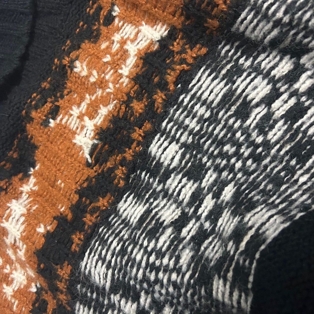 Geometric Pattern Turtleneck Sweater (Category: Longsleeves) located in Manila. Submitted by worstdumpling (Listing ID 1412328808, Image 2). Description: small-large frame .