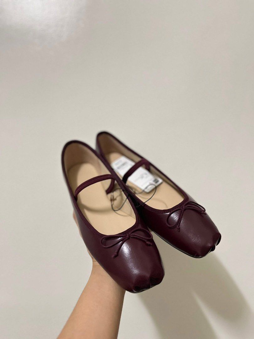 GU Ballet Flats - Maroon (Category: Flats & Sandals) located in Antipolo. Submitted by _secondchances (Listing ID 1412316394, Image 1). Description: - GU maroon ballet flats - Size L - Features strap and bow detail - Includes original tag -Size Large (24.5 CM).