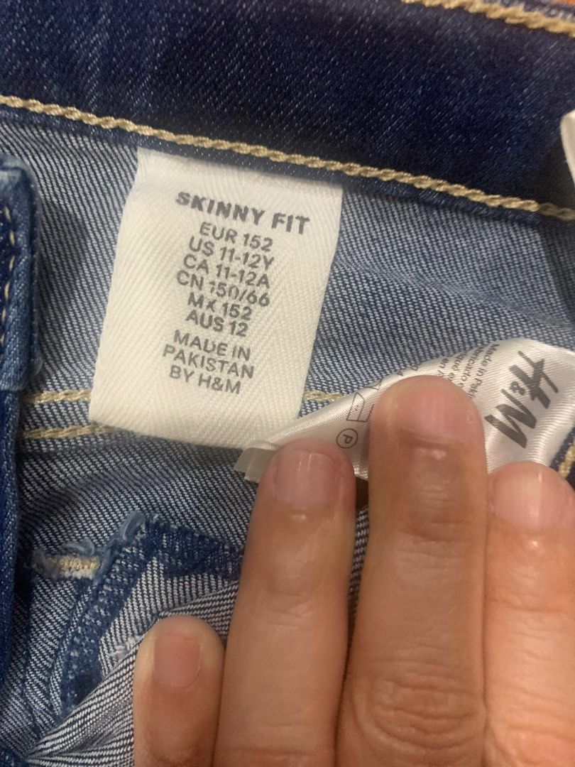 H&M Skinny Fit Jeans (Category: Babies & Kids Fashion) located in Manila. Submitted by chuchay28 (Listing ID 1412277723, Image 2). Description: - H&M dark blue skinny fit jeans - Features: - Two front pockets with zippers - Two back pockets - Size: EUR 152 (fits 11-12 years old) - Made in Pakistan.