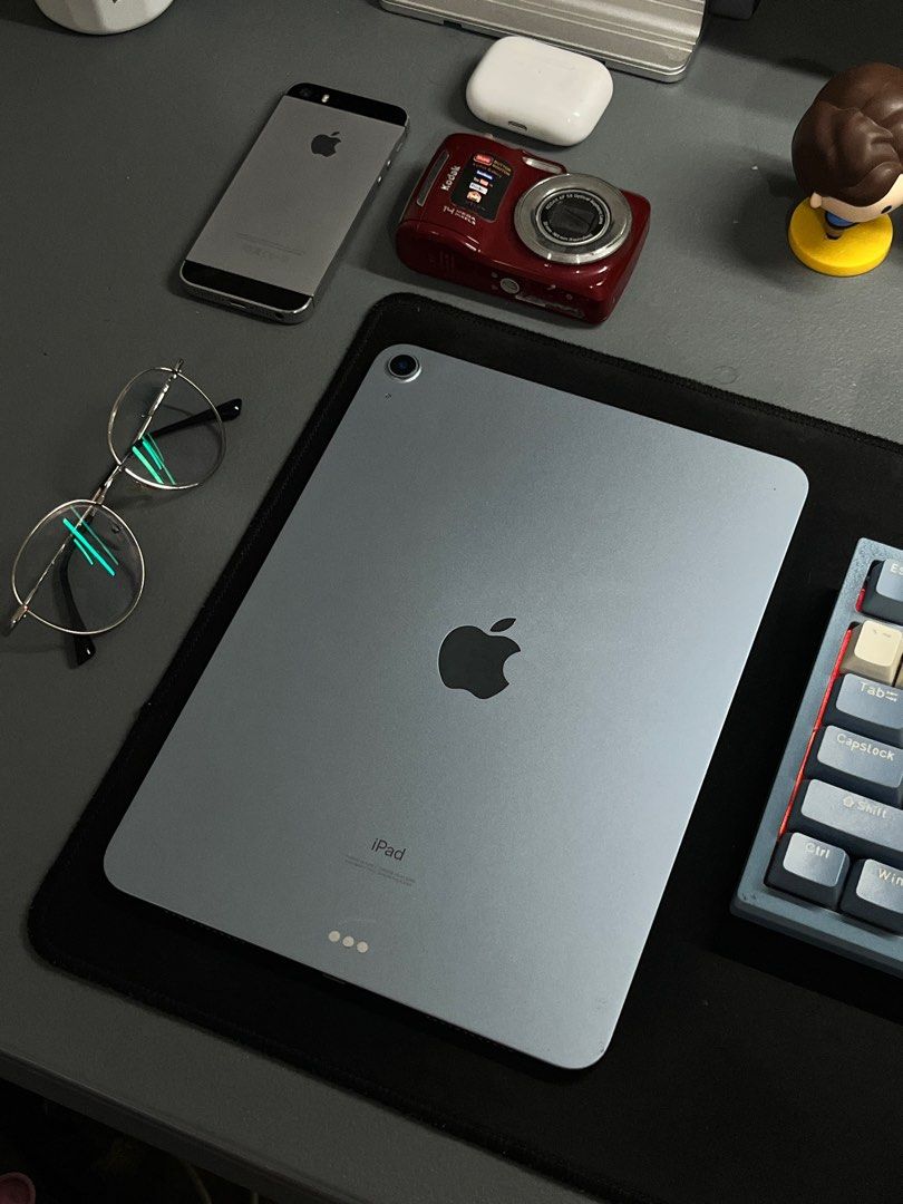 iPad Air 4 (Category: iPad) located in Manila. Submitted by livehorse-9578 (Listing ID 1412143549, Image 1). Description: iPad Air 4 (64Gb) (Space Gray) ▪️UNIT & ORIGINAL CHARGER ONLY ▪️Minimal scratches on sides ▪️No issue ▪️Good as new ▪️Still Negotiable FREEBIES: ▪️2 cover iPad Air 4 cases ▪️pencil w/ case ▪️Paper-like screen protector Open for swap to iPad Mini 6-7 add na lang ako cash Meet up only around Alabang, SM Molino, SM Dasmariñas, SM