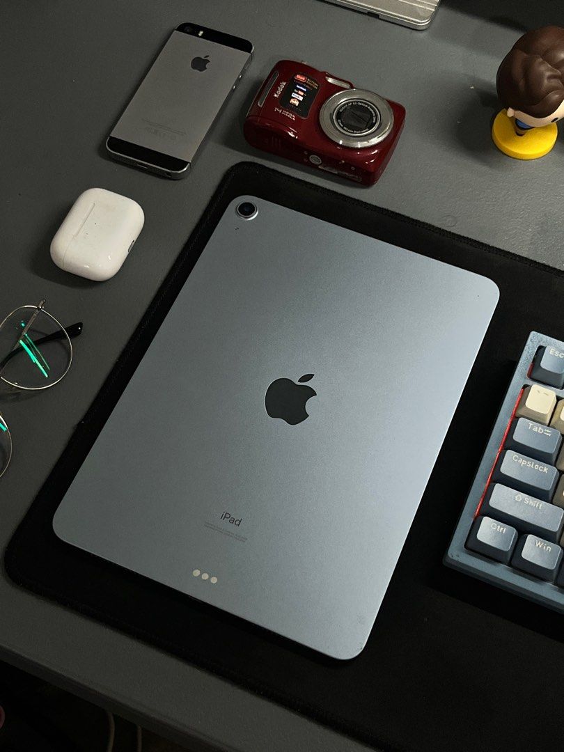 iPad Air 4 (Category: iPad) located in Manila. Submitted by livehorse-9578 (Listing ID 1412143549, Image 2). Description: iPad Air 4 (64Gb) (Space Gray) ▪️UNIT & ORIGINAL CHARGER ONLY ▪️Minimal scratches on sides ▪️No issue ▪️Good as new ▪️Still Negotiable FREEBIES: ▪️2 cover iPad Air 4 cases ▪️pencil w/ case ▪️Paper-like screen protector Open for swap to iPad Mini 6-7 add na lang ako cash Meet up only around Alabang, SM Molino, SM Dasmariñas, SM