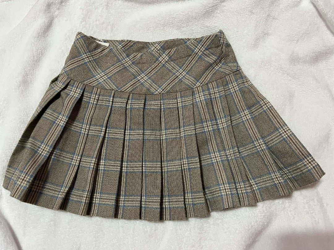 Kids Plaid Pleated Skirt (Category: Babies & Kids Fashion) located in Valenzuela. Submitted by senia09 (Listing ID 1412164376, Image 1). Description: - Plaid mini skirt - Pleated design - Button detail - Neutral color - Versatile for different outfits.