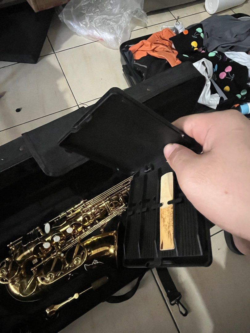 LAIIMAN Alto saxophone with one extra reed (Category: Musical Instruments) located in Manila. Submitted by kiro.sovi (Listing ID 1412154232, Image 1). Description: Includes one case and an extra reed.
