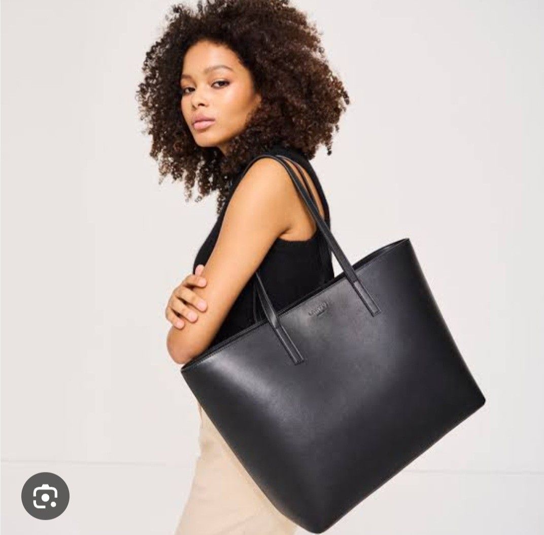 Lawful London Sienna bag (Category: Shoulder Bags) located in Mandaluyong City. Submitted by coolcloset (Listing ID 1411751238, Image 2). Description: good condition.