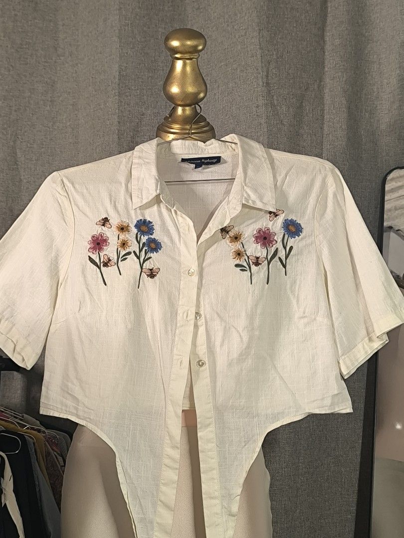 Princess Highway Embroidered Top (Category: Blouses) located in Marikina City. Submitted by vaughnify (Listing ID 1412303755, Image 1). Description: Princess Highway (known clothing as embroidery designs) -embroidered crop top blouse -size Large up to XL -no flaws like new item -all buttons are working 📍Location: Marikina City 🚚 Courier Options: 🛍️ J&T Express • 2–3 days within Metro Manila • 3–5 days outside Metro Manila 🛍️ Same-day delivery