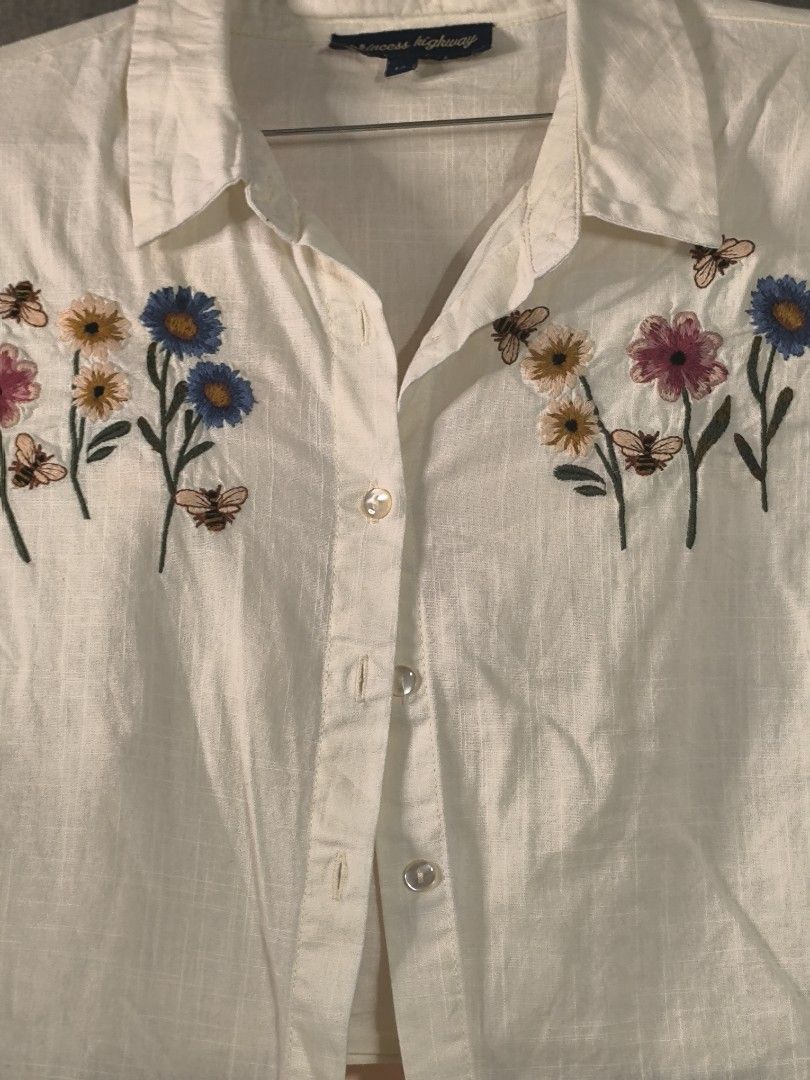 Princess Highway Embroidered Top (Category: Blouses) located in Marikina City. Submitted by vaughnify (Listing ID 1412303755, Image 3). Description: Princess Highway (known clothing as embroidery designs) -embroidered crop top blouse -size Large up to XL -no flaws like new item -all buttons are working 📍Location: Marikina City 🚚 Courier Options: 🛍️ J&T Express • 2–3 days within Metro Manila • 3–5 days outside Metro Manila 🛍️ Same-day delivery