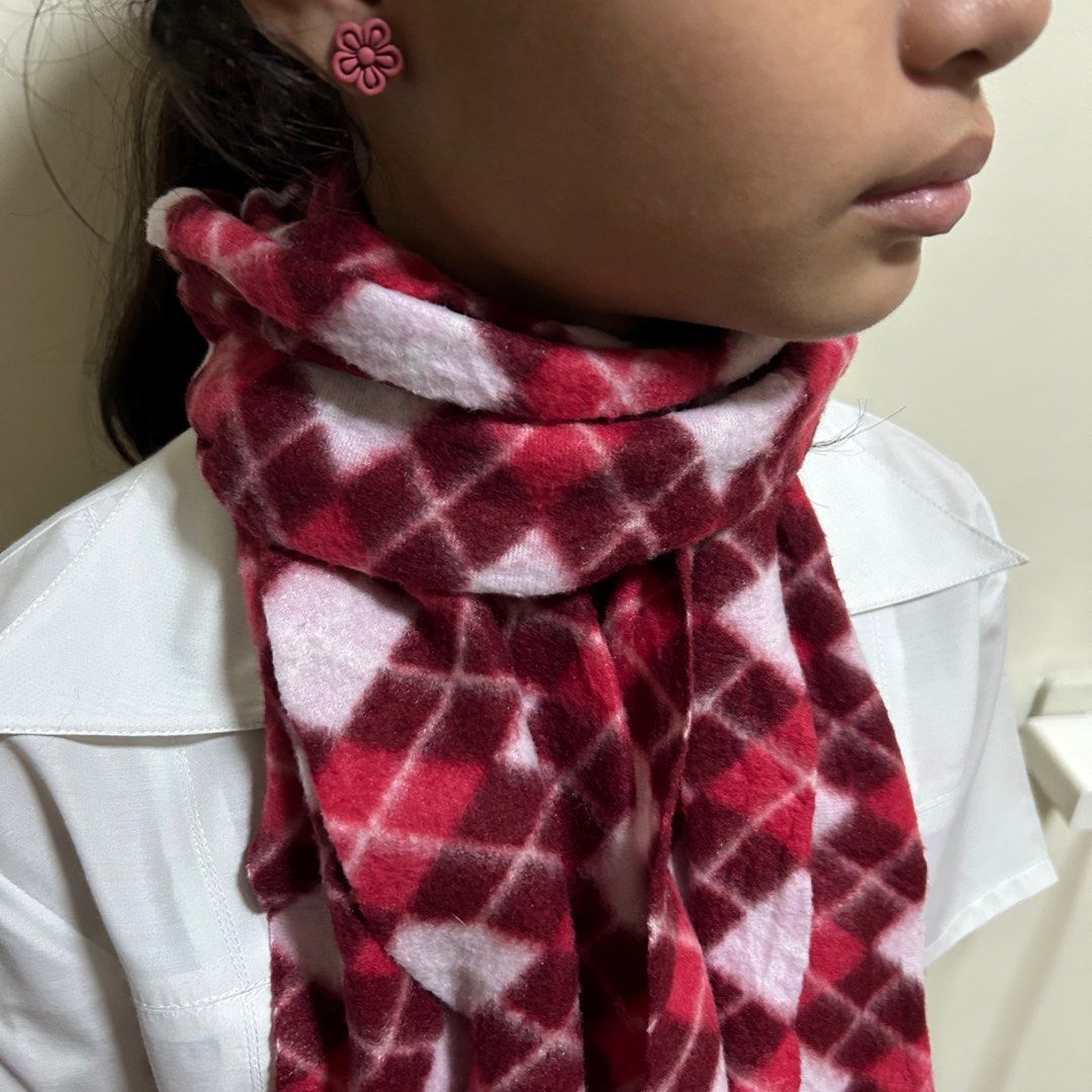 Red and Pink Argyle Fleece Scarf (Category: Scarves) located in Cabuyao City. Submitted by joaquinb18 (Listing ID 1412311382, Image 3). Description: Red and Pink Argyle Fleece Scarf Pattern: A repeating diamond motif that covers the entire length of the fabric. Fringe: The ends are finished with self-fringe (tassels made from the same yarn or fabric as the scarf) in a solid burgundy color. Construction: It is a rectangular “muffler” style scarf, 