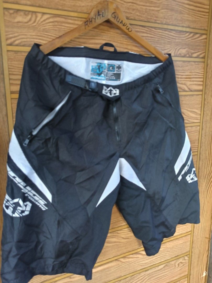 Royal Racing MTB Shorts XL (Category: Shorts) located in Narra. Submitted by rhyanguan63087 (Listing ID 1412303869, Image 2). Description: - Royal Racing MTB shorts - Color: Black and White - Size: XL - Features: Zip closure, adjustable waist, mesh lining - Made in Vietnam - Ideal for mountain biking and outdoor activities.