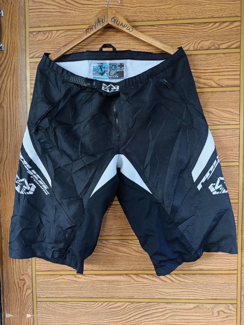 Royal Racing MTB Shorts XL (Category: Shorts) located in Narra. Submitted by rhyanguan63087 (Listing ID 1412303869, Image 1). Description: - Royal Racing MTB shorts - Color: Black and White - Size: XL - Features: Zip closure, adjustable waist, mesh lining - Made in Vietnam - Ideal for mountain biking and outdoor activities.