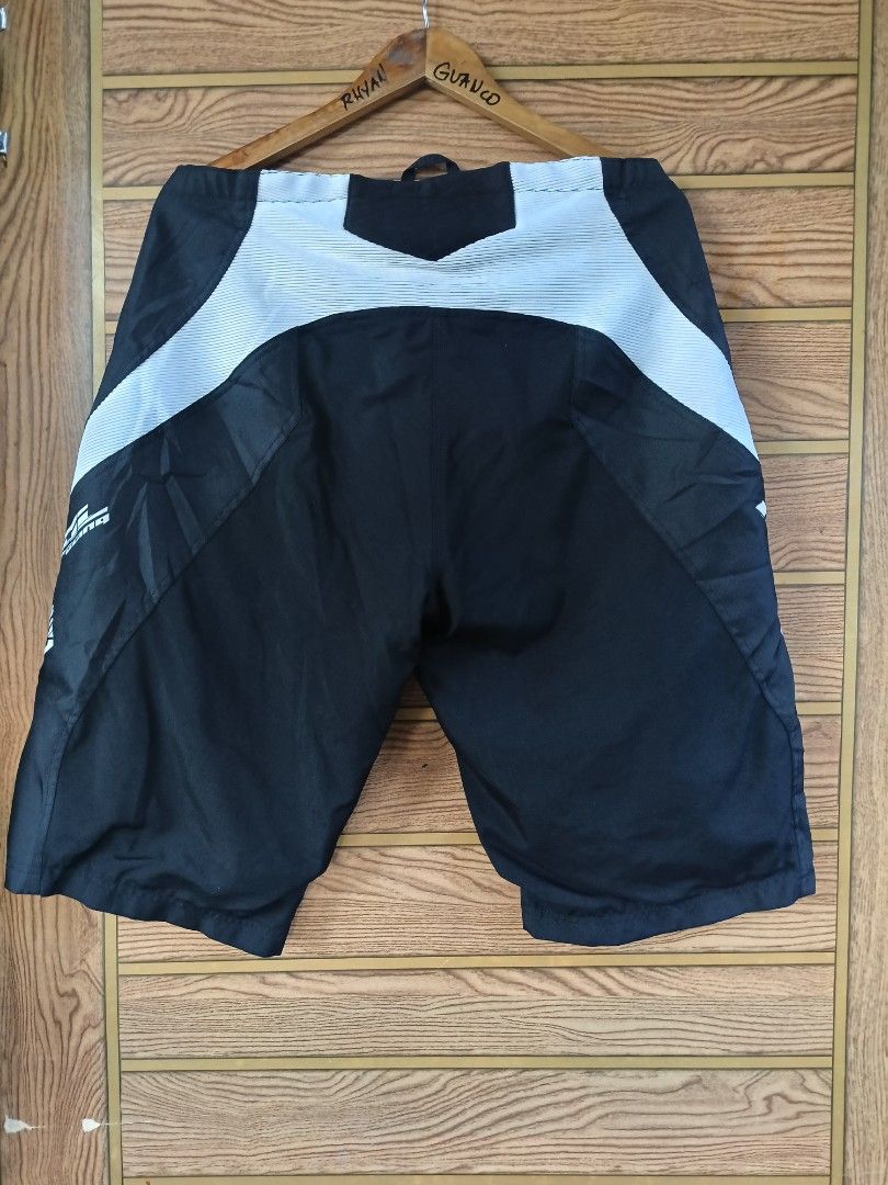 Royal Racing MTB Shorts XL (Category: Shorts) located in Narra. Submitted by rhyanguan63087 (Listing ID 1412303869, Image 3). Description: - Royal Racing MTB shorts - Color: Black and White - Size: XL - Features: Zip closure, adjustable waist, mesh lining - Made in Vietnam - Ideal for mountain biking and outdoor activities.