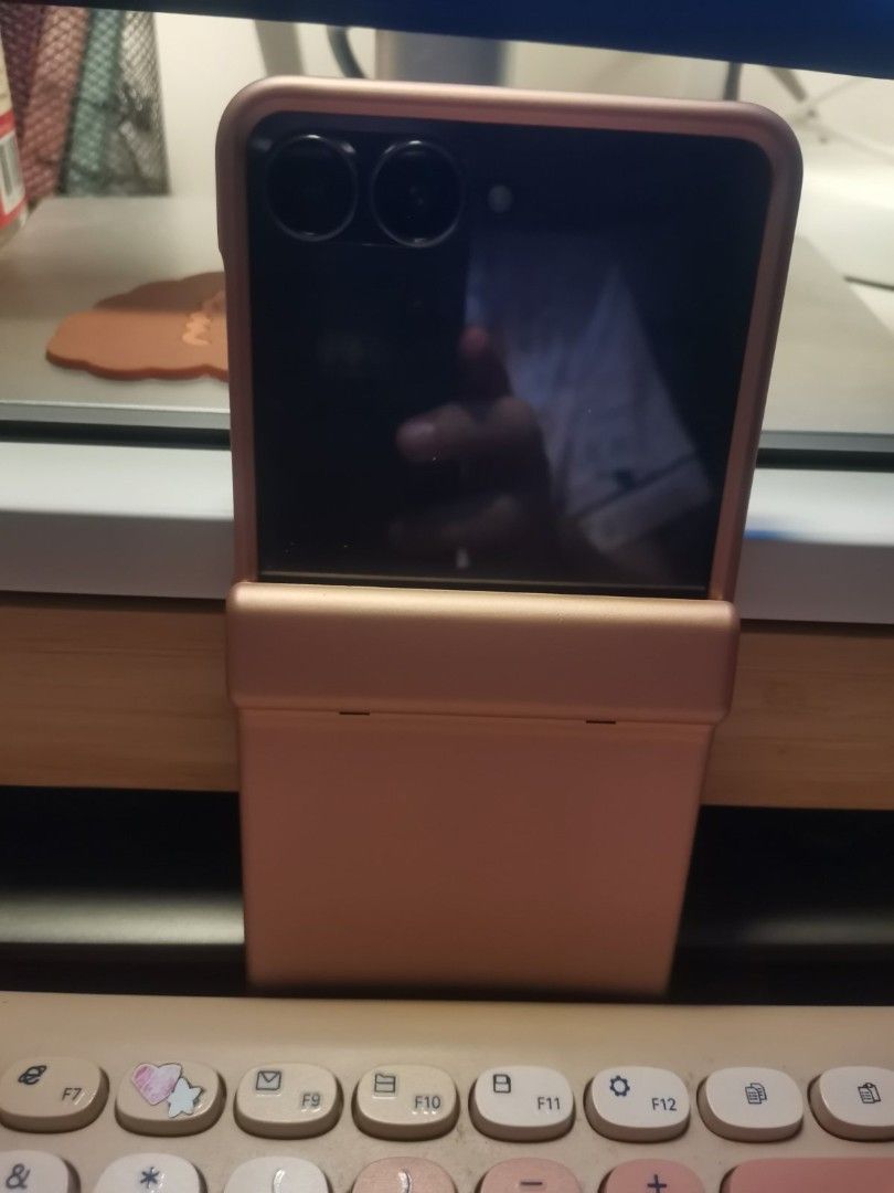 Samsung flip Z7 phone case bundle for 2 (Category: Samsung) located in Las Pinas. Submitted by prettychat (Listing ID 1412327361, Image 3). Description: Samsung flip Z7 phone case bundle for 2.. One transparent clear case and one old rose case with full protection on your phone I bought this old rose for 390.00. rfs.. I shifted to I phone no longer needed this cases.