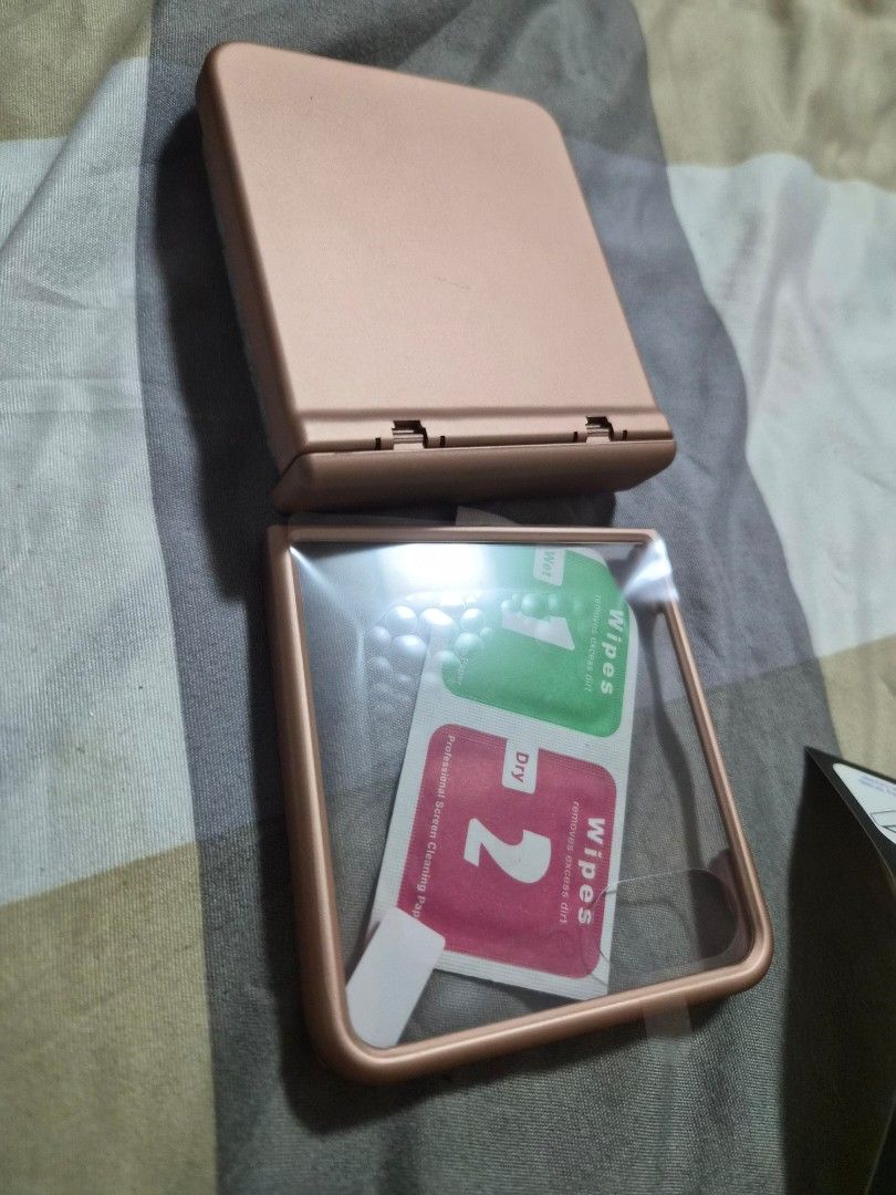 Samsung flip Z7 phone case bundle for 2 (Category: Samsung) located in Las Pinas. Submitted by prettychat (Listing ID 1412327361, Image 2). Description: Samsung flip Z7 phone case bundle for 2.. One transparent clear case and one old rose case with full protection on your phone I bought this old rose for 390.00. rfs.. I shifted to I phone no longer needed this cases.
