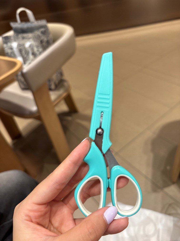 Scissors (Category: Everything Else) located in Singapore. Submitted by pidove2333 (Listing ID 1412239124, Image 2). Description: Brand new left handed scissors… bought from daiso 10min ago… didn’t realised…. .