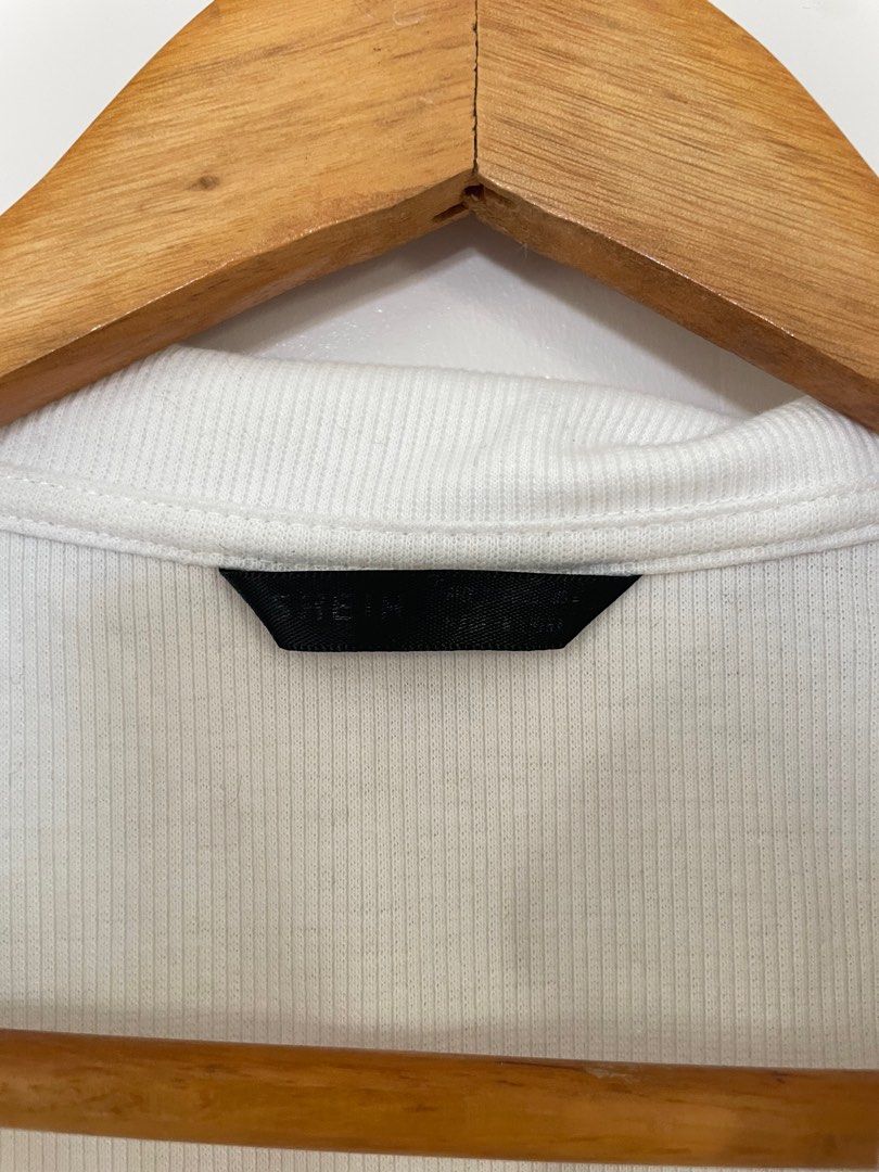 Shein White Crop Top (Category: Sleeveless) located in Cavite. Submitted by _nicoffee (Listing ID 1412193231, Image 2). Description: - Shein white crop top - Collared neckline - Ribbed texture - Bust: 30-32in Length: 17in.