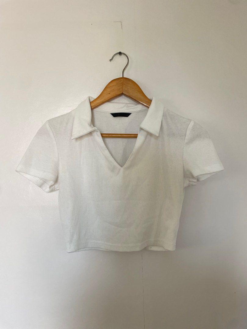 Shein White Crop Top (Category: Sleeveless) located in Cavite. Submitted by _nicoffee (Listing ID 1412193231, Image 1). Description: - Shein white crop top - Collared neckline - Ribbed texture - Bust: 30-32in Length: 17in.