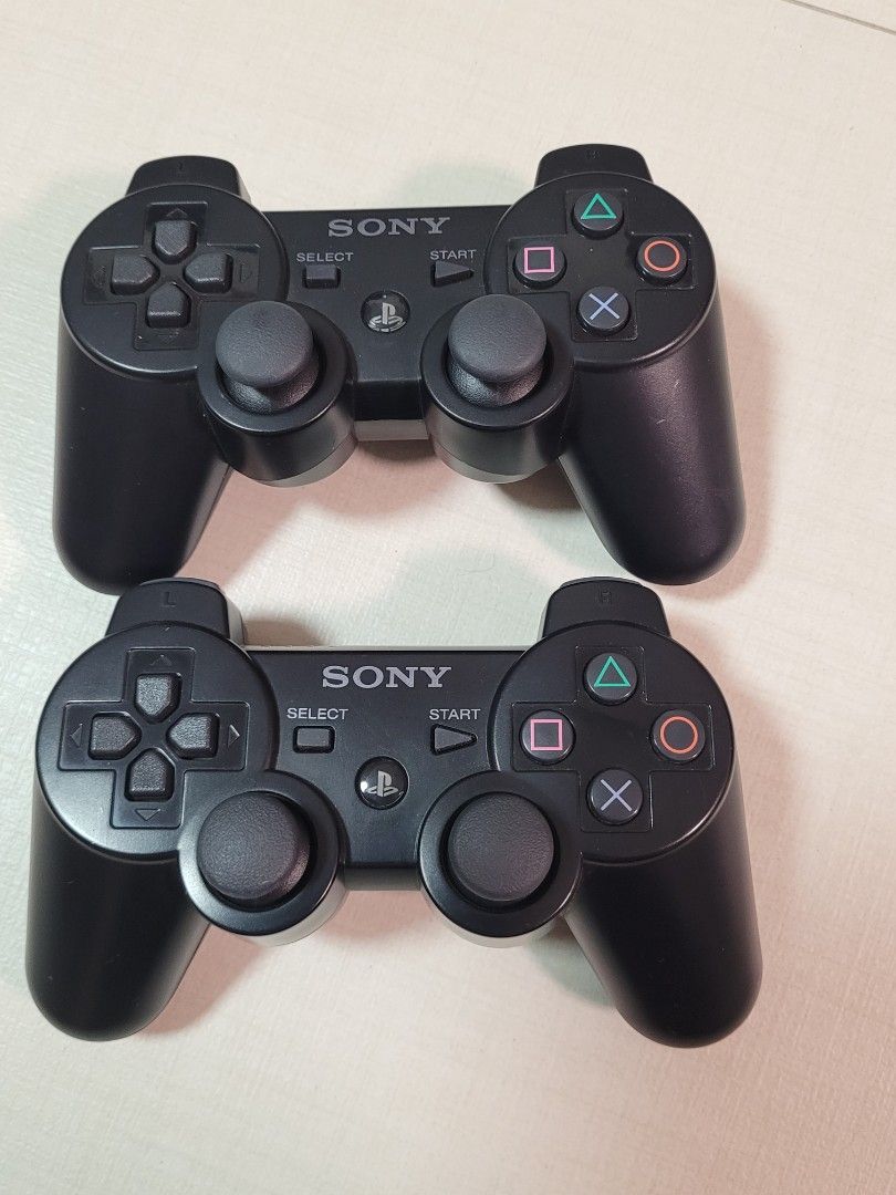 Sony Wireless Controller （分類：手掣）位於 Hong Kong。 由 lamlam90 提交（商品編號 1412309749，圖片 2）。簡介： Two black Sony Wireless controllers are available. Both controllers are black and have the standard button layout. One controller has a charging cable. The model number is CECHZC2H. The controllers are wireless and have the Sony logo on them. $19 for 2。