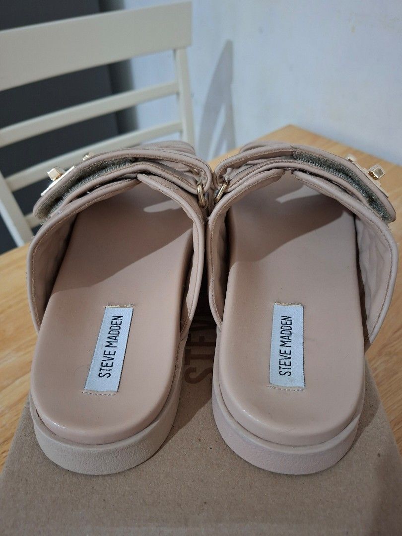 Steve Madden Schmona Sandals (Category: Flats & Sandals) located in Muntinlupa City. Submitted by glittery.ph (Listing ID 1412142918, Image 2). Description: - Size 9 - Steve Madden Schmona sandals - Tan color - Quilted design - Gold-tone hardware - Adjustable straps - Comes with original box.