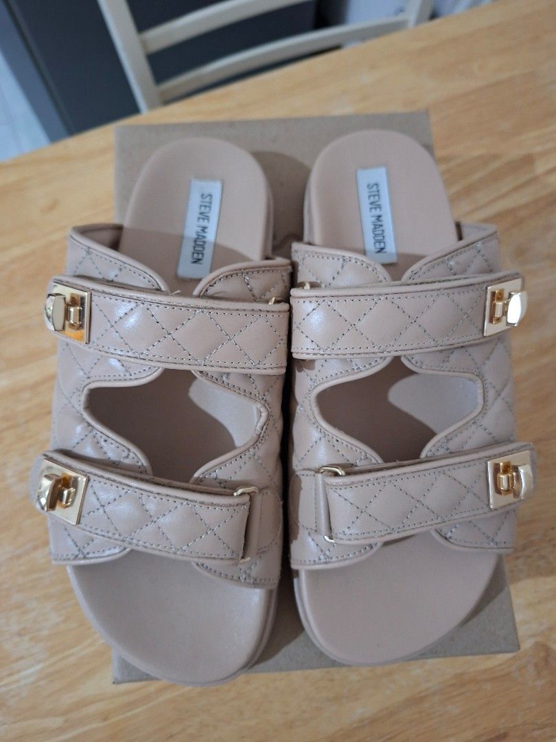 Steve Madden Schmona Sandals (Category: Flats & Sandals) located in Muntinlupa City. Submitted by glittery.ph (Listing ID 1412142918, Image 1). Description: - Size 9 - Steve Madden Schmona sandals - Tan color - Quilted design - Gold-tone hardware - Adjustable straps - Comes with original box.