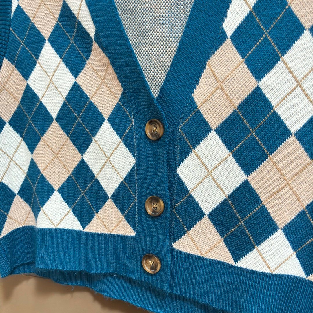 Trendyol Zalora Argyle Knit Vest Medium (Category: Sleeveless) located in Balanga. Submitted by heyyletsdeclutter (Listing ID 1412201115, Image 3). Description: - Trendyol argyle knit vest from Zalora - Classic argyle pattern in teal, beige, and white - V-neck design - Button closures - Cropped length - Sleeveless - Knit material for a comfortable fit - Perfect for layering.