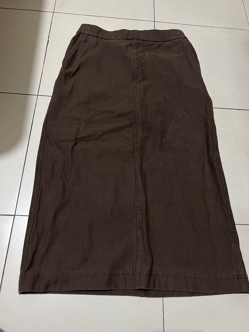 UNIQLO Brown Midi Skirt (Category: Skirts) located in Manila. Submitted by justlooking4clothes (Listing ID 1412321777, Image 1). Description: RFS doesn’t fit anymore. Used to be my fave skirt super comfy. Nice shade of brown.
