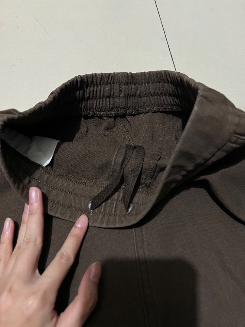 UNIQLO Brown Midi Skirt (Category: Skirts) located in Manila. Submitted by justlooking4clothes (Listing ID 1412321777, Image 3). Description: RFS doesn’t fit anymore. Used to be my fave skirt super comfy. Nice shade of brown.