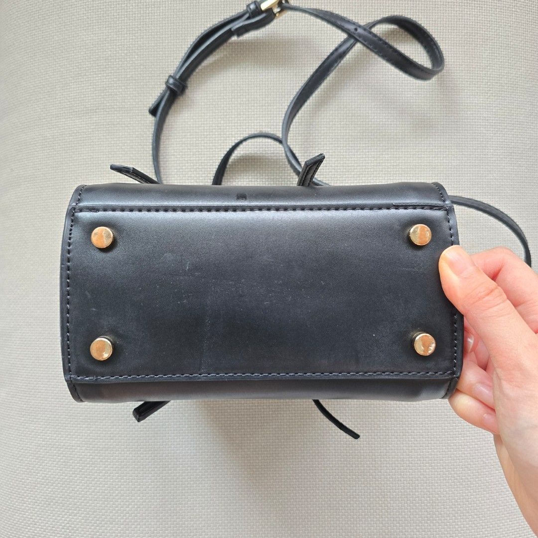 Zara Black Mini Bag (Category: Cross-body Bags) located in Quezon City. Submitted by ahlexaa (Listing ID 1412191681, Image 2). Description: Brand: Zara Size: Mini Color: Black Usage: Well used Flaws: 6/10 condition. Gold buttons at the button a bit tarnished. Light scratches and some dust 💸 Payments via Gcash only 🚚 Shipping from QC, via Grab/Lalamove, Gogoexpress. Fee c/o buyer ❌️ No returns or exchanges. All sales are final.