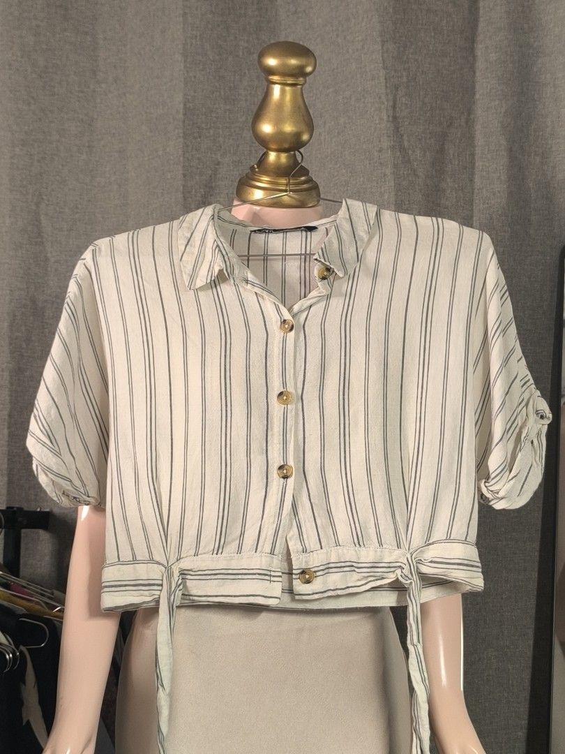 Zara Striped Cropped Top (Category: Blouses) located in Marikina City. Submitted by vaughnify (Listing ID 1412300898, Image 1). Description: Zara cropped top - Striped design - Short sleeves - Button-down front - Tie waist detail - Neutral color palette -Size XS - S 📍Marikina Location.