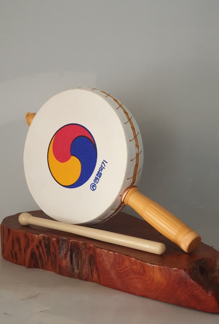 2pcs Korean Hand Drum (Category: Musical Instruments) located in Las Pinas. Submitted by oldsthetics (Listing ID 1412451375, Image 3). Description: 2pcs Korean Hand Drum Use as props and for school performance Playable condition 1 stick With cosmetic flaws that doesn't affect performance Detailed realtime photos/video are available for a closer look Selling 2pcs for only 320🔖 Location Las pinas --📌 MUST READ Before Messaging 📌-- 🔸️Price is po