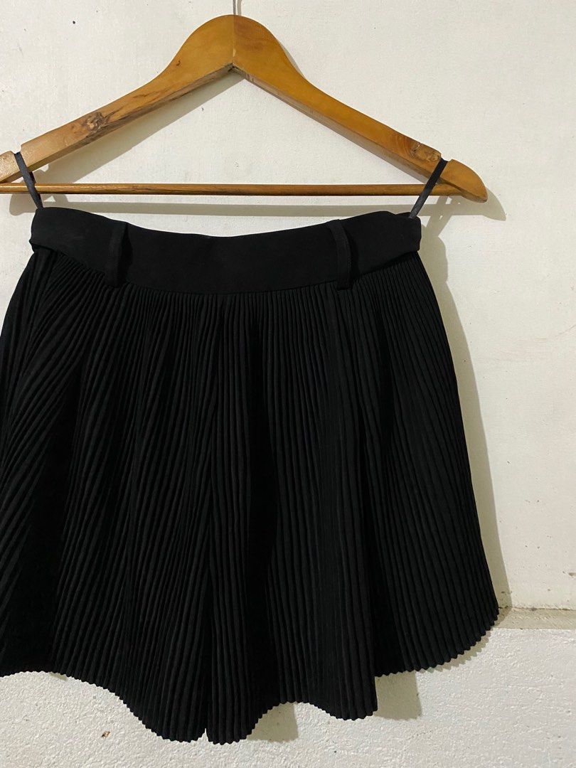 Achi Unique Pleated Shorts - Black - Size L (Category: Shorts) located in Naga. Submitted by cozydapper (Listing ID 1412354517, Image 2). Description: length - 14inches waist - 27-28 inches - Achi Unique black pleated shorts - Size: L - Features: Button closure, flared design - Fabric: Drapes well - Perfect for casual and semi-formal outfits.