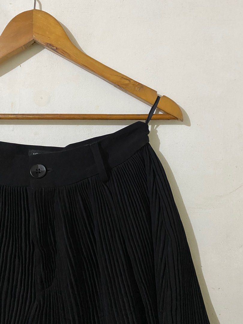 Achi Unique Pleated Shorts - Black - Size L (Category: Shorts) located in Naga. Submitted by cozydapper (Listing ID 1412354517, Image 3). Description: length - 14inches waist - 27-28 inches - Achi Unique black pleated shorts - Size: L - Features: Button closure, flared design - Fabric: Drapes well - Perfect for casual and semi-formal outfits.