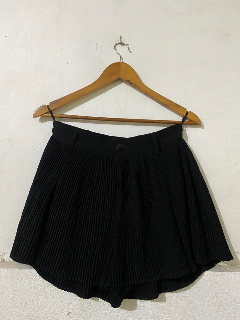Achi Unique Pleated Shorts - Black - Size L (Category: Shorts) located in Naga. Submitted by cozydapper (Listing ID 1412354517, Image 1). Description: length - 14inches waist - 27-28 inches - Achi Unique black pleated shorts - Size: L - Features: Button closure, flared design - Fabric: Drapes well - Perfect for casual and semi-formal outfits.
