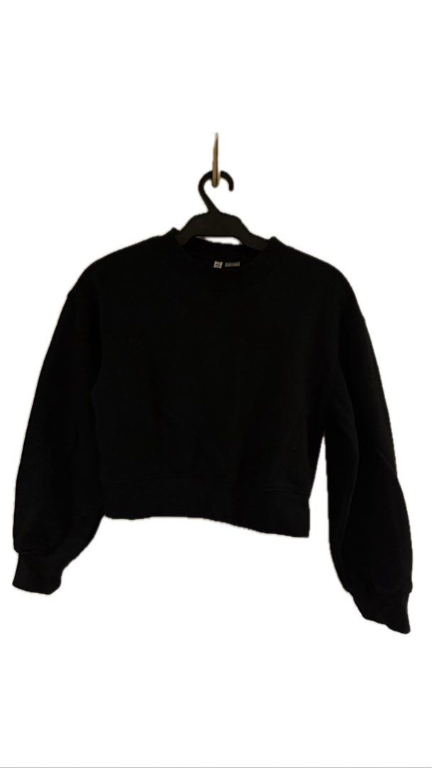 Black Cropped Sweatshirt (Category: Longsleeves) located in Binan City. Submitted by incairo (Listing ID 1412353200, Image 1). Description: - Black cropped sweatshirt - Crew neck - Long sleeves - Ribbed cuffs and hem - Casual wear.
