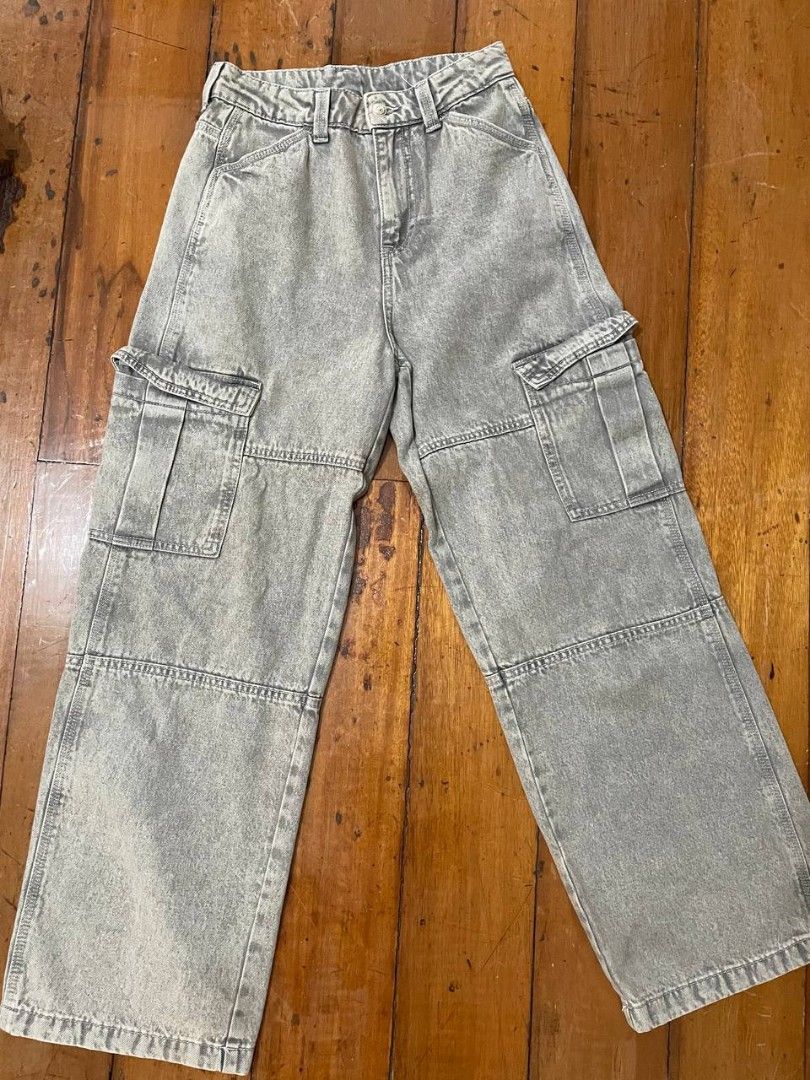Cargo Jeans (Category: Jeans) located in Quezon City. Submitted by declutterhouse (Listing ID 1412390943, Image 1). Description: - Divided cargo jeans - Light grey wash - Wide leg fit - Multiple pockets - Button and zipper closure - Size tag visible - Perfect for a casual, trendy look.