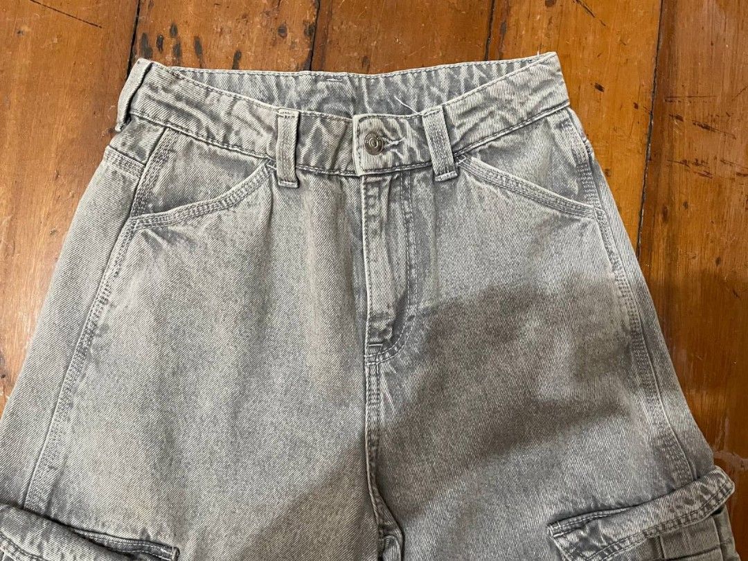 Cargo Jeans (Category: Jeans) located in Quezon City. Submitted by declutterhouse (Listing ID 1412390943, Image 2). Description: - Divided cargo jeans - Light grey wash - Wide leg fit - Multiple pockets - Button and zipper closure - Size tag visible - Perfect for a casual, trendy look.