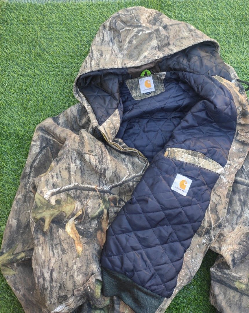 CARHARTT X REALTREE ACTIVE JACKET (Category: Activewear) located in Taguig. Submitted by dartzy (Listing ID 1412366164, Image 2). Description: CARHARTT X REALTREE Rework using a Realtree jacket but the zipper, leather patches and white patches are all authentic. Dimes: 25 by 28 Excellent Condition No issue.