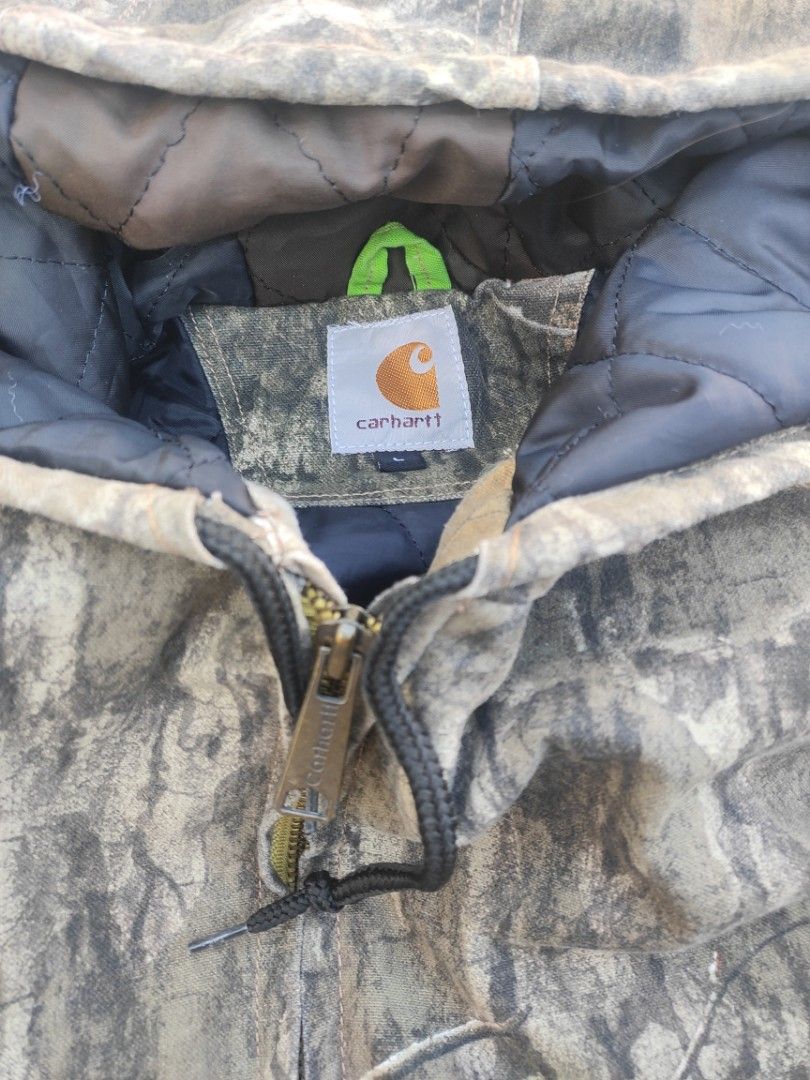 CARHARTT X REALTREE ACTIVE JACKET (Category: Activewear) located in Taguig. Submitted by dartzy (Listing ID 1412366164, Image 3). Description: CARHARTT X REALTREE Rework using a Realtree jacket but the zipper, leather patches and white patches are all authentic. Dimes: 25 by 28 Excellent Condition No issue.