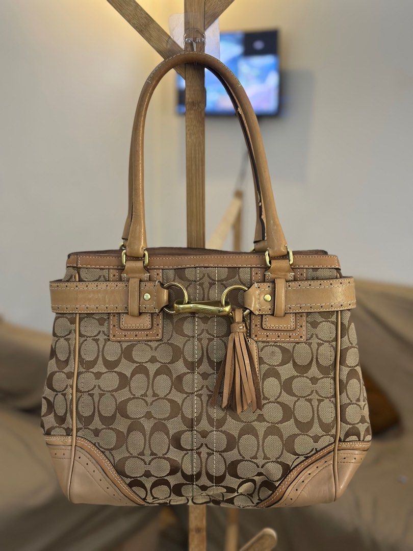Coach Signature Tote Bag (Category: Luxury Bags & Wallets) located in Santa Cruz. Submitted by cc_celeste (Listing ID 1412345424, Image 1). Description: Minir scratches .