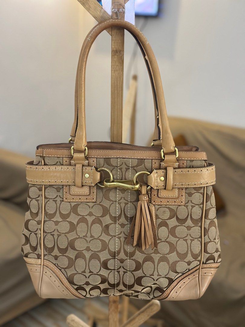 Coach Signature Tote Bag (Category: Luxury Bags & Wallets) located in Santa Cruz. Submitted by cc_celeste (Listing ID 1412345424, Image 2). Description: Minir scratches .