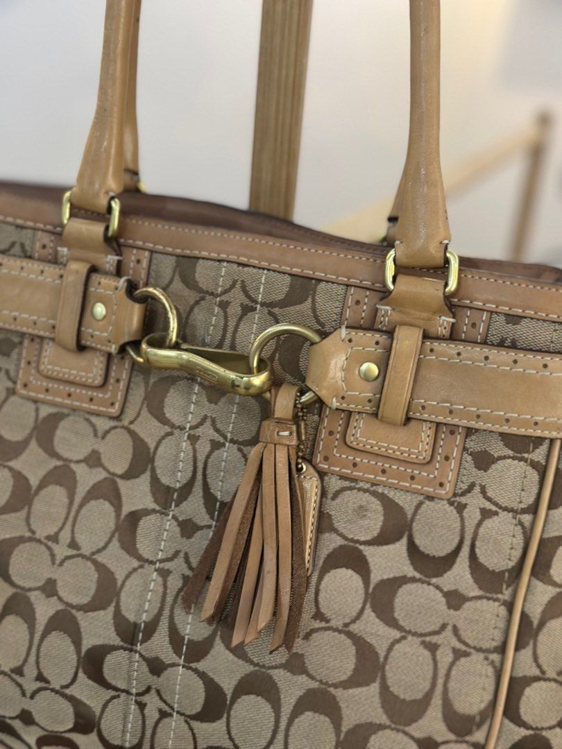 Coach Signature Tote Bag (Category: Luxury Bags & Wallets) located in Santa Cruz. Submitted by cc_celeste (Listing ID 1412345424, Image 3). Description: Minir scratches .