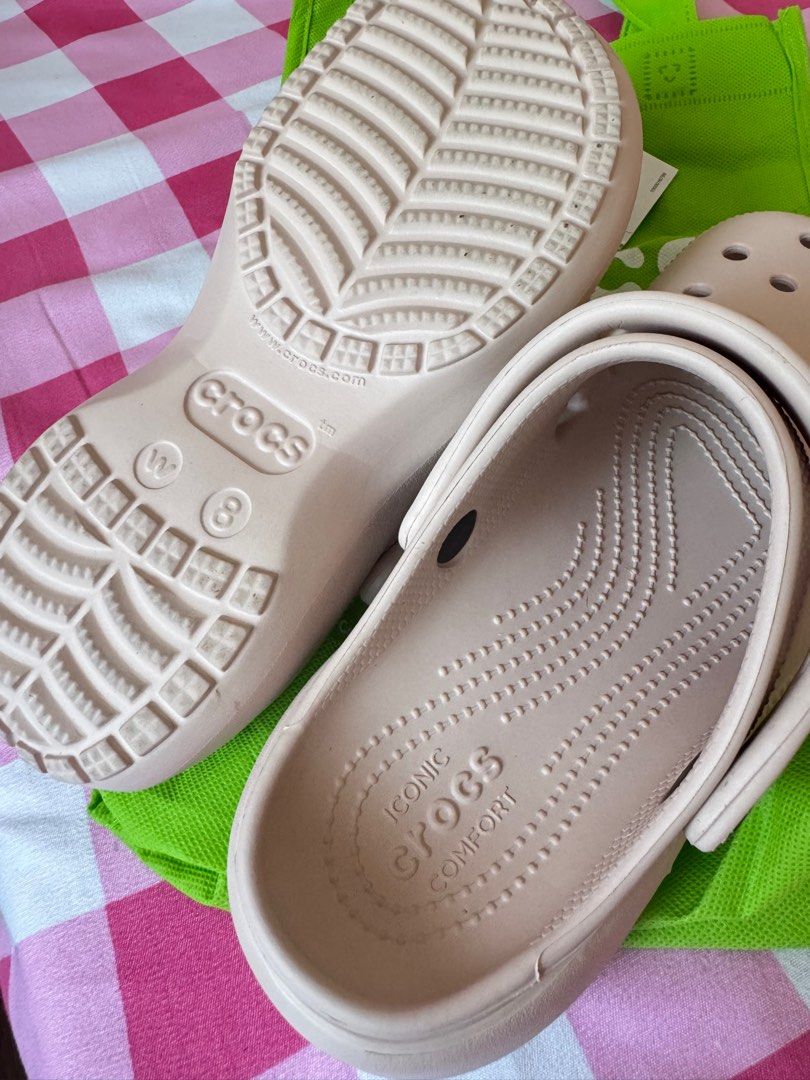 CROCS PLATFORM CLOG (Category: Slippers and slides) located in Cagayan de Oro. Submitted by declutter1s1 (Listing ID 1412360532, Image 2). Description: CROCS PLATFORM CLOG IN QUARTZ ORIGINAL with eco bag SIZE W8 Slightly used, with minimal dog bite Bought last november worth ₱4,245.00. .