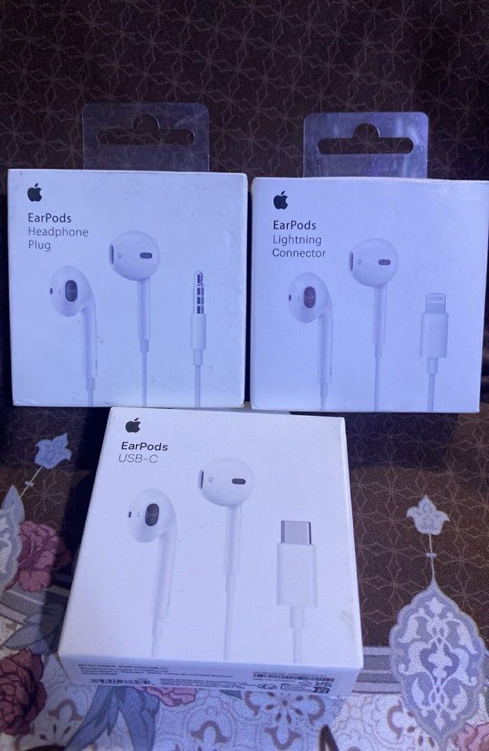 Earpods USB-C/lightning/jack type earphone (Category: Earphones) located in Manila. Submitted by milasgadgetph (Listing ID 1412334127, Image 1). Description: .