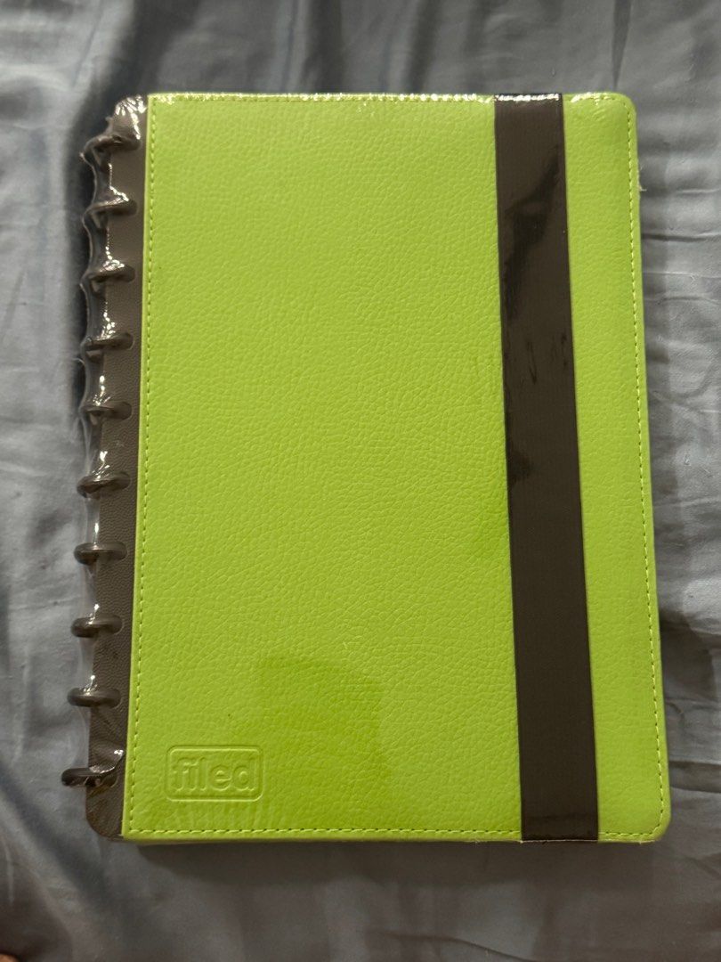 Filed Shiftnotes Notebook Binder (Category: Stationery & School Supplies) located in Manila. Submitted by miggya31 (Listing ID 1412512928, Image 1). Description: - New Filed Shiftnotes notebook - Bright green cover - Dark gray spine and vertical stripe - Disc-bound system for easy organization - Still in original packaging - Back of notebook shows sheet color options.