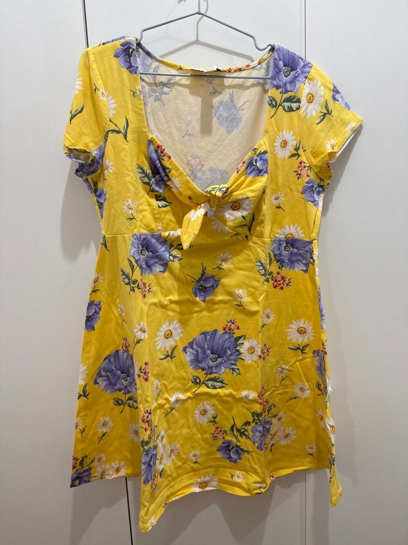 Forever 21 Floral Dress (Category: Dresses) located in Muntinlupa City. Submitted by stashmnlph (Listing ID 1412429860, Image 1). Description: - Forever 21 floral dress - Size: 1X - Tie-front detail - Square neckline - Short sleeves.