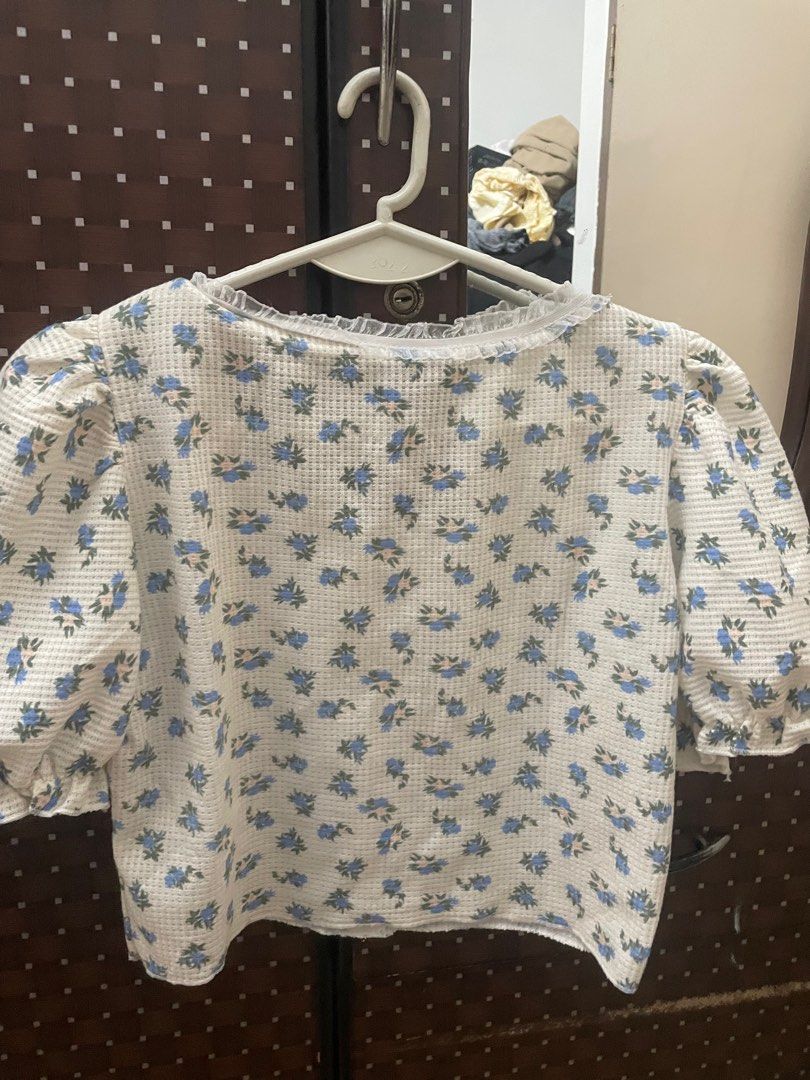 Lovito Floral Puff Sleeve Top (Category: Blouses) located in Antipolo. Submitted by iabee (Listing ID 1412513019, Image 2). Description: .